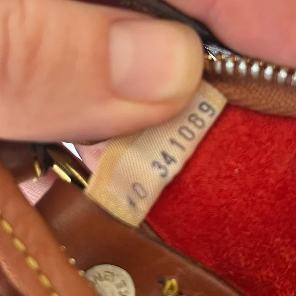 Dooney & Bourke VINTAGE AWL red large Hobo Purse - Picture 5 of 15